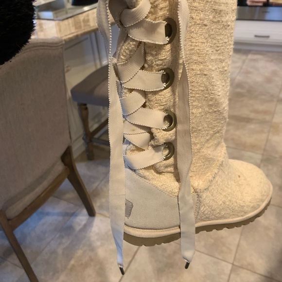 UGG heirloom lace up boots - Picture 9 of 11